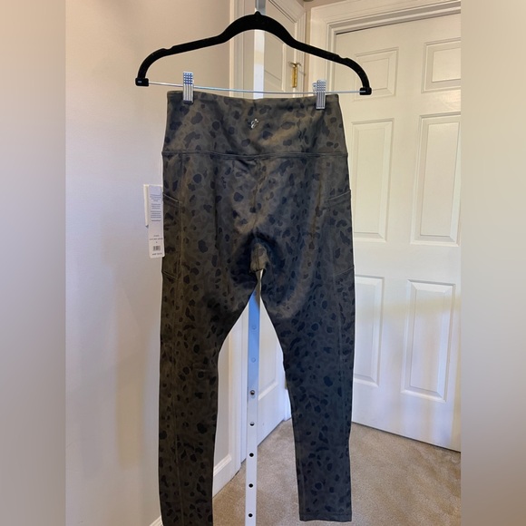 A Core Camouflage Olive Green Leopard Print Leggings Size M Brand New - Picture 5 of 9